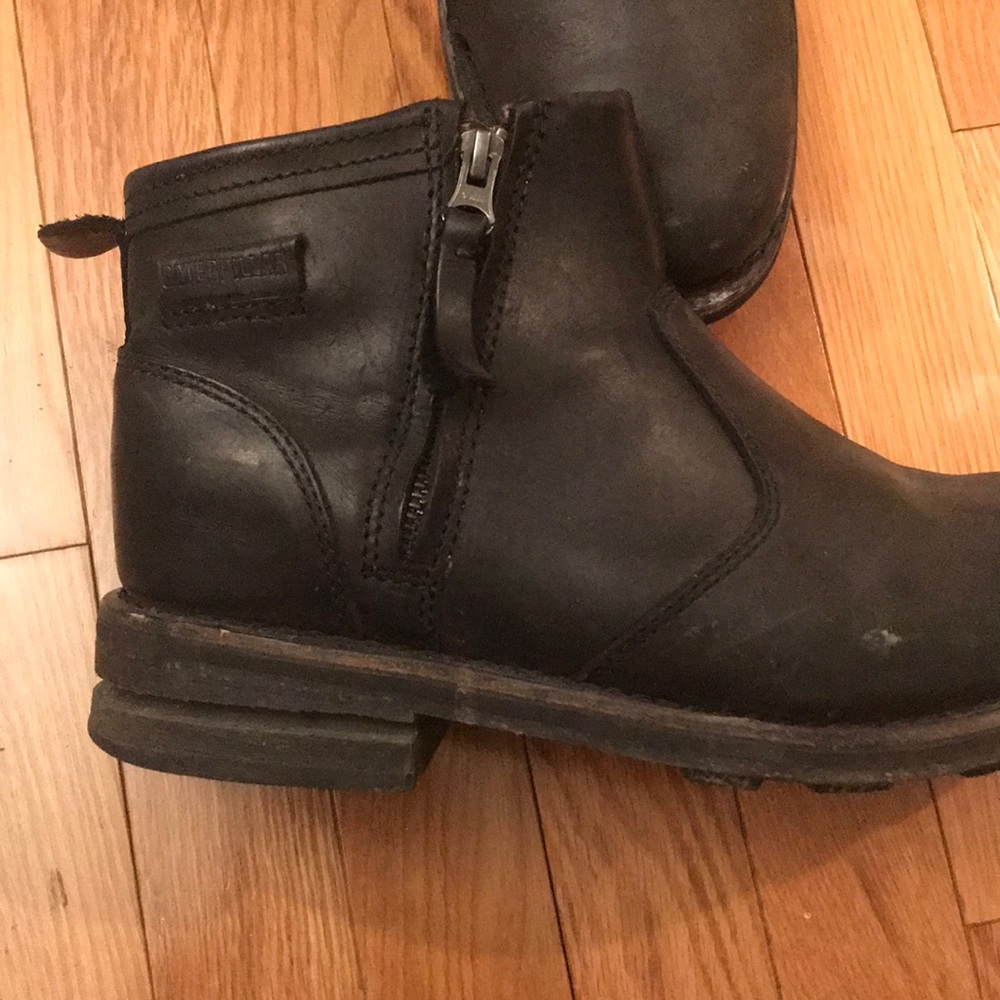 Black leather CATERPILLAR ankle boots. Zip up.